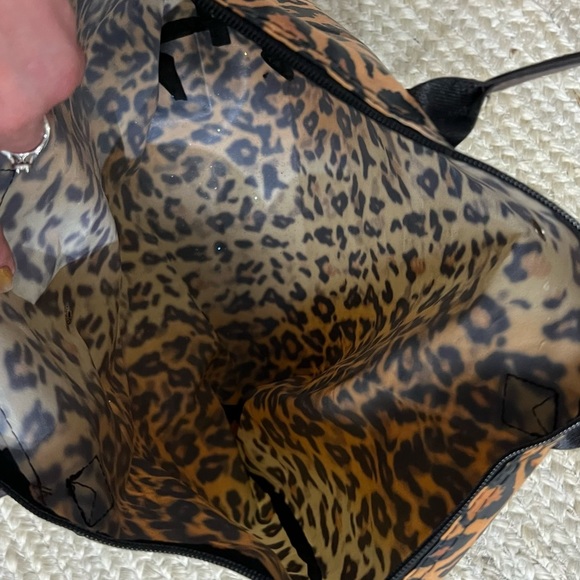 Leopard Print Vinyl zipper snap tote - Picture 4 of 5